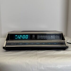 Vintage GE General Electric 7-4662B AM/FM Alarm Clock Radio Wood Grain